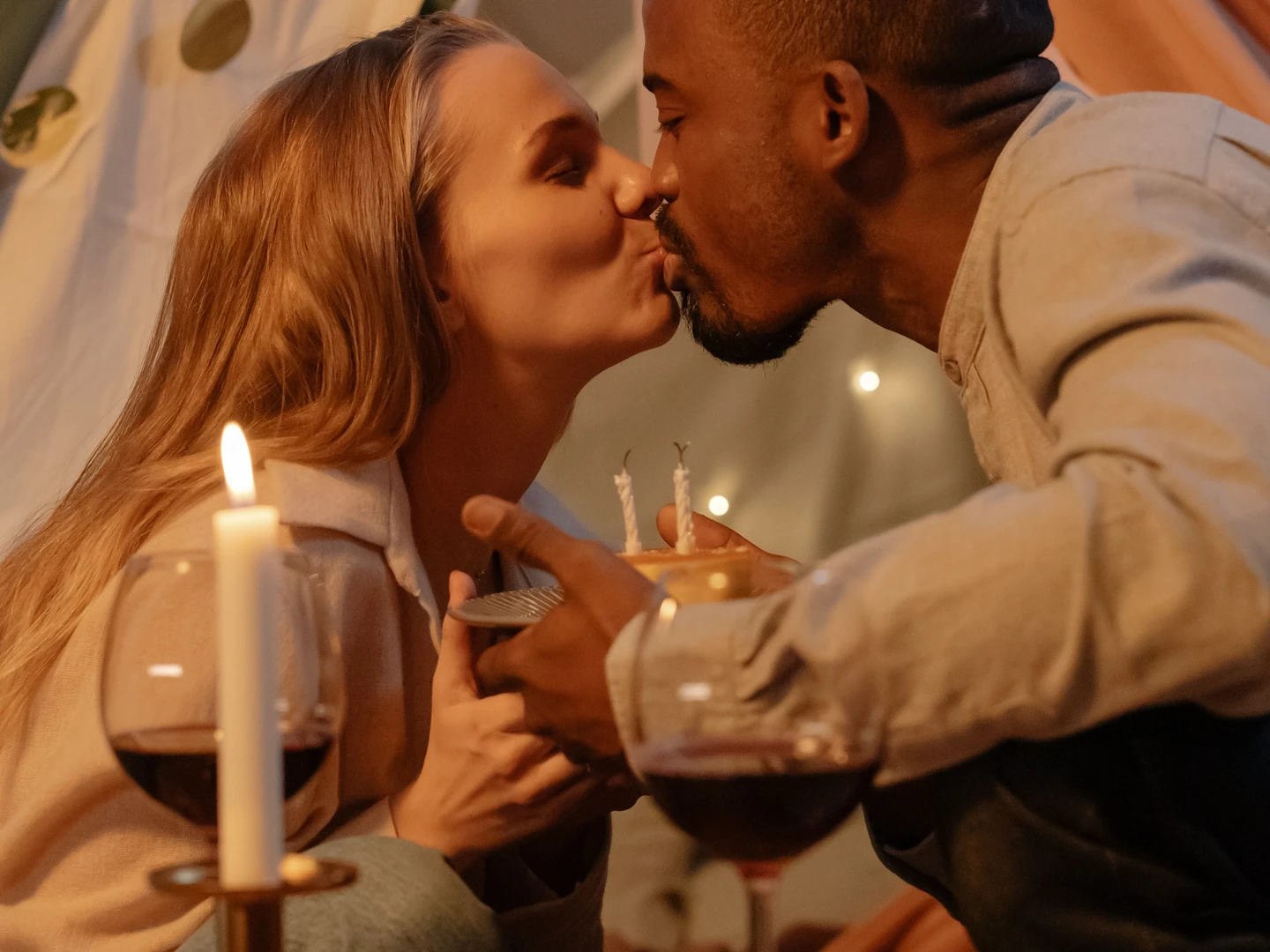 Pareja brindando junto a una vela