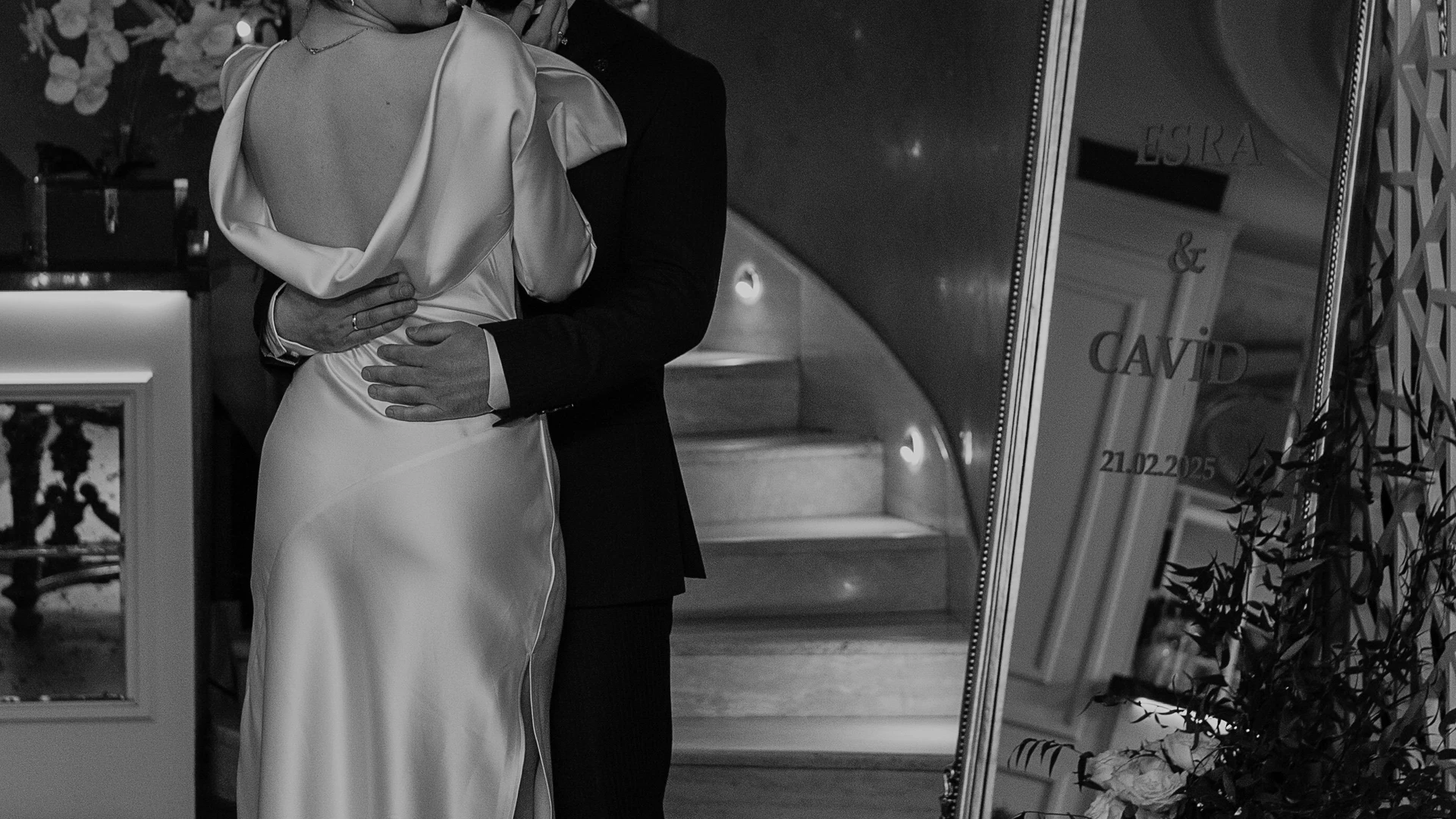Pareja abrazada en blanco y negro al final de la celebraci&oacute;n
