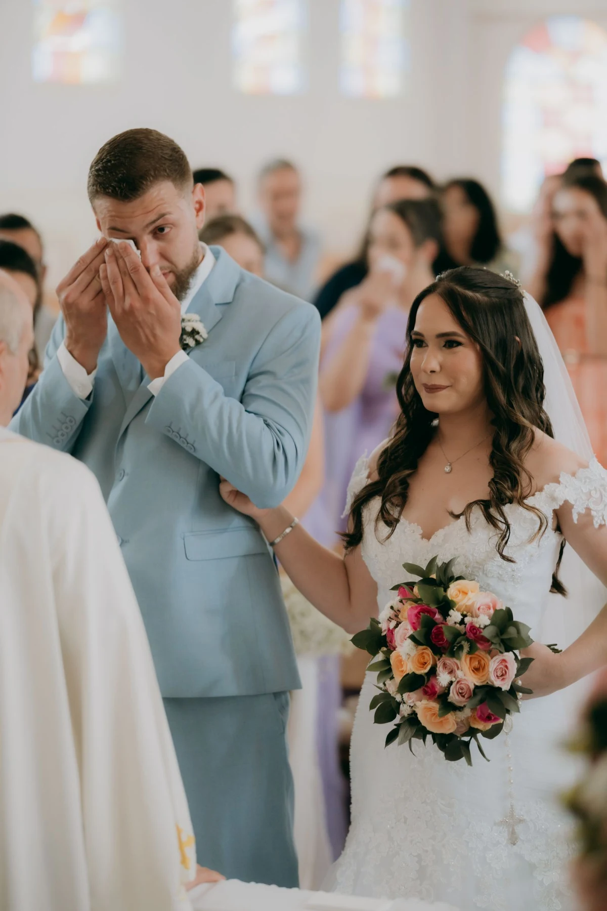 Los novios ante el altar durante la ceremonia religiosa