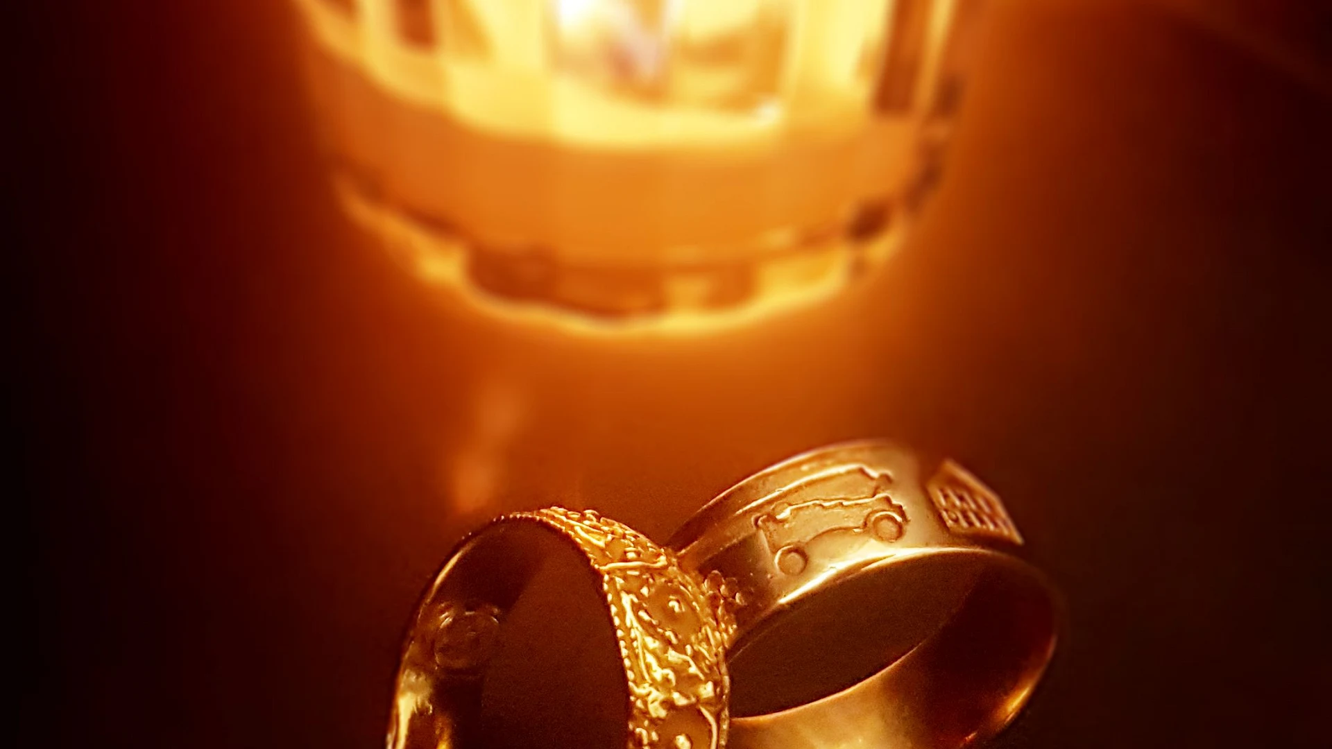 Los anillos junto a la luz de una vela