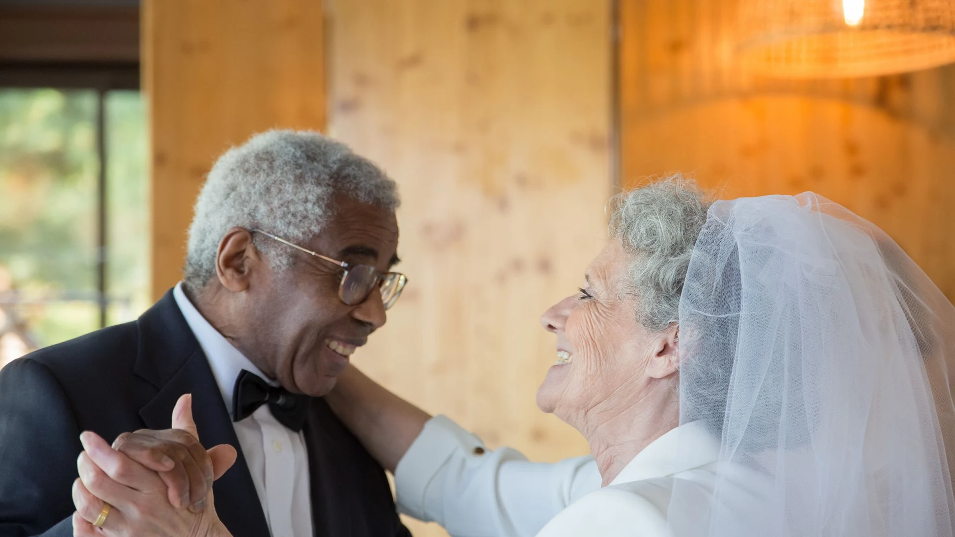 La pareja bailando durante la celebraci&oacute;n