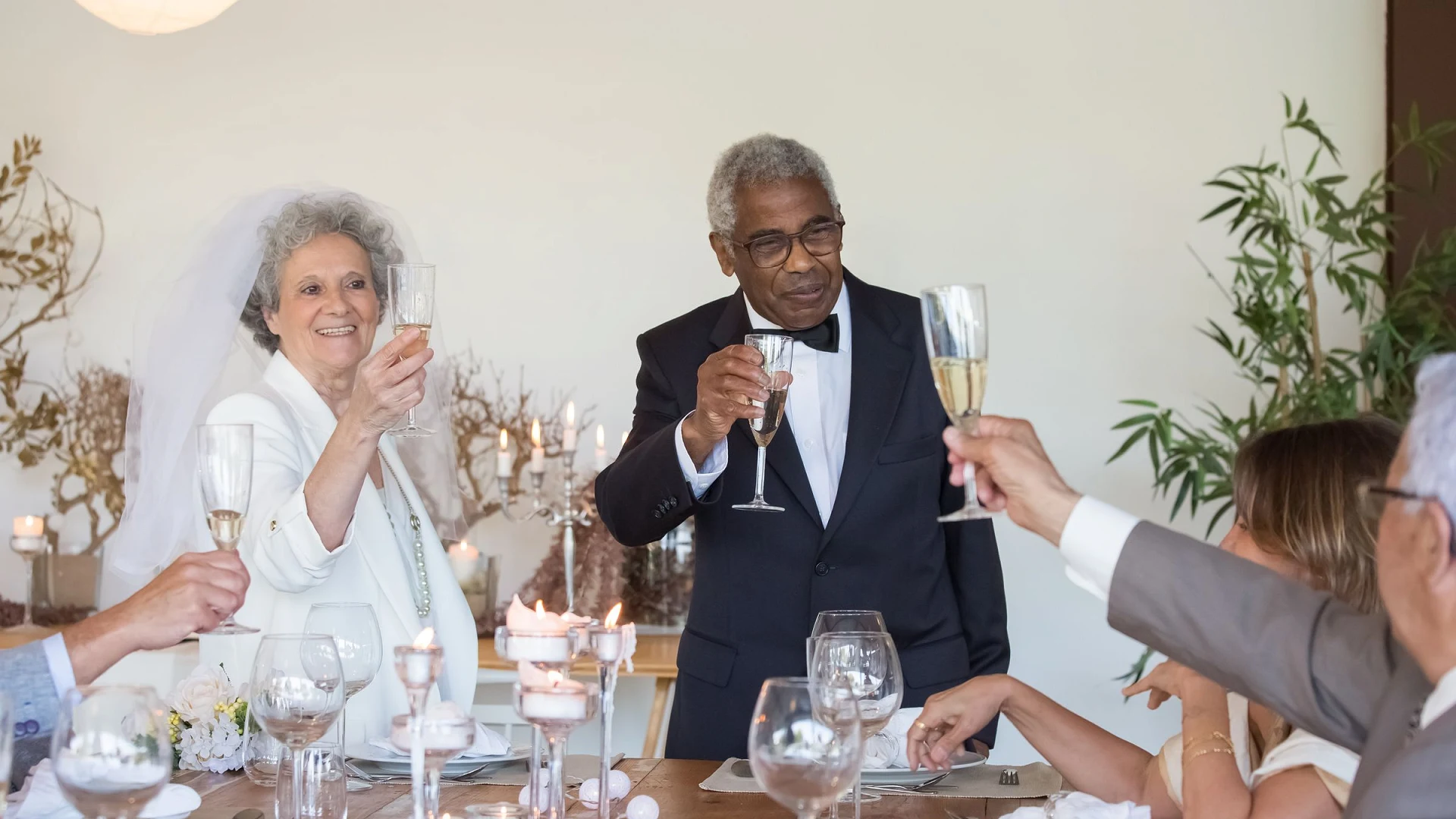 Brindis de los invitados durante la cena