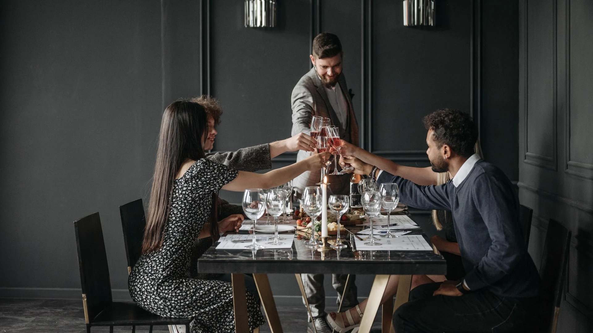 Mesa servida en un comedor de luz baja
