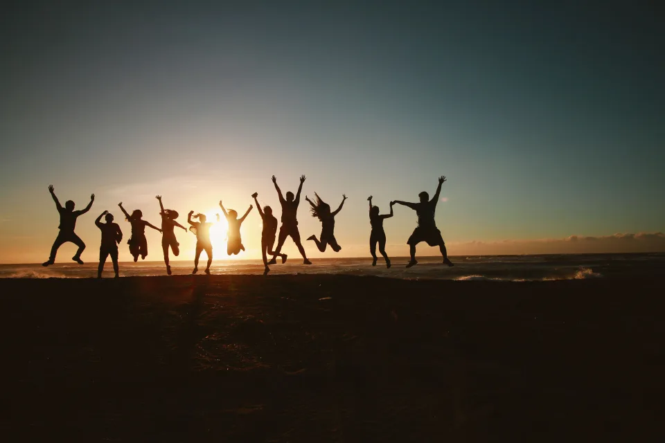 Amigos celebrando en la playa al final de la fiesta