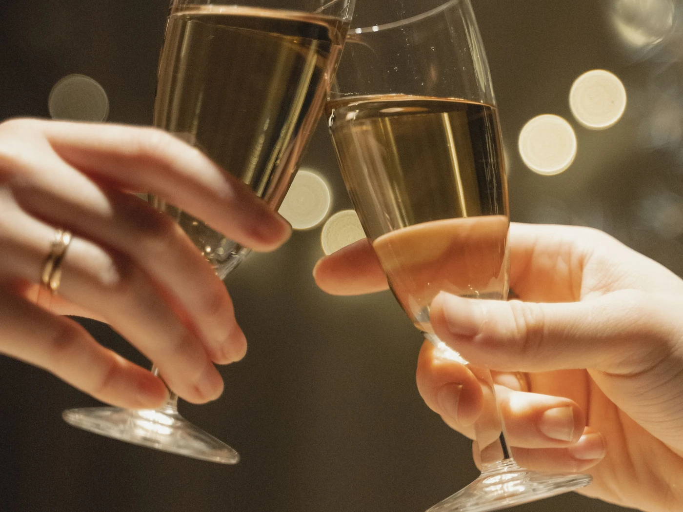 Brindis de medianoche entre invitados