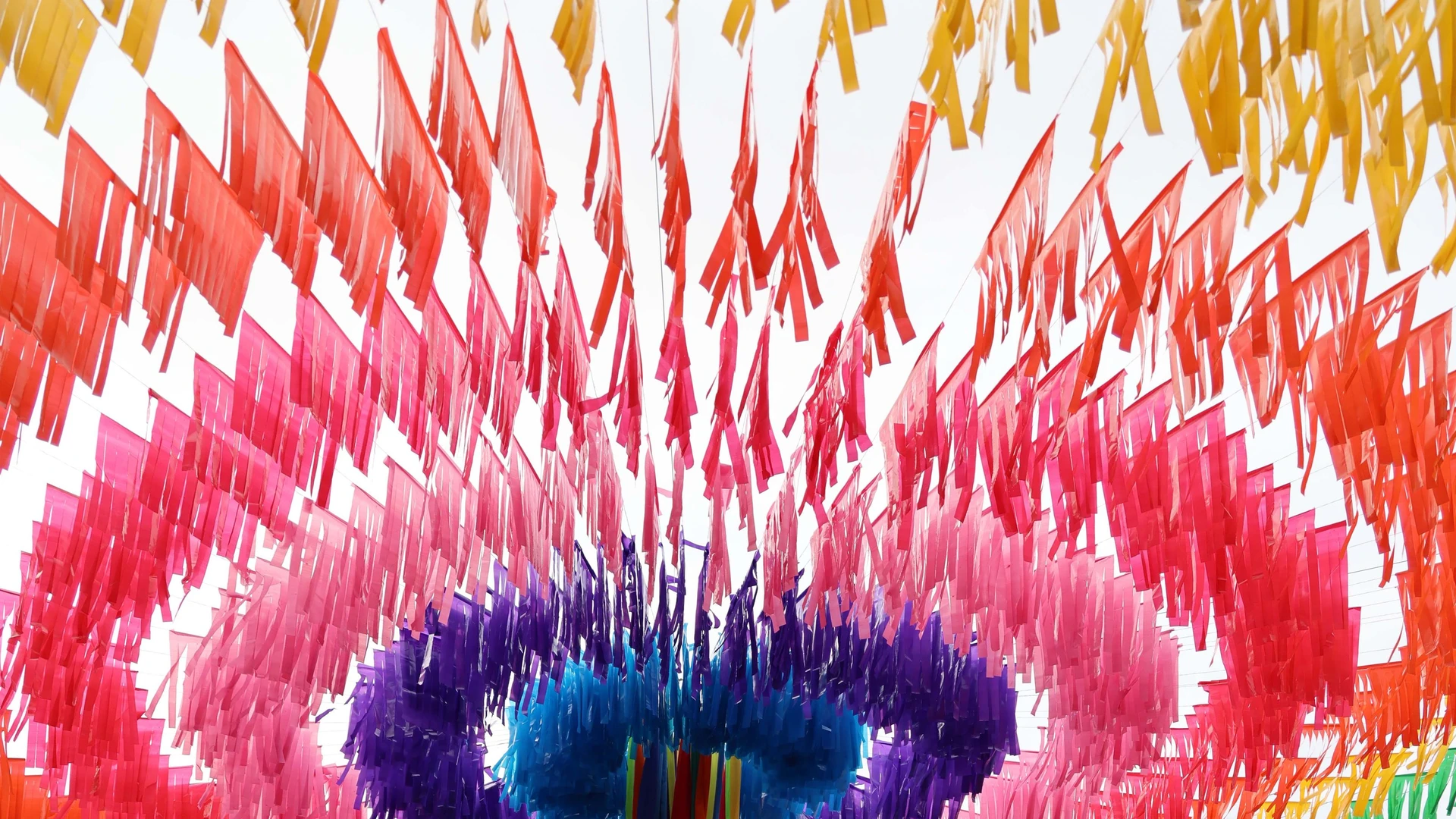Papel picado sobre la calle